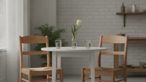 Dvě židle u stolu se dvěma sklenicemi vody