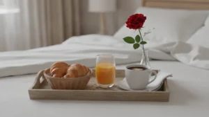 Snídaně do postele s croissanty a růží